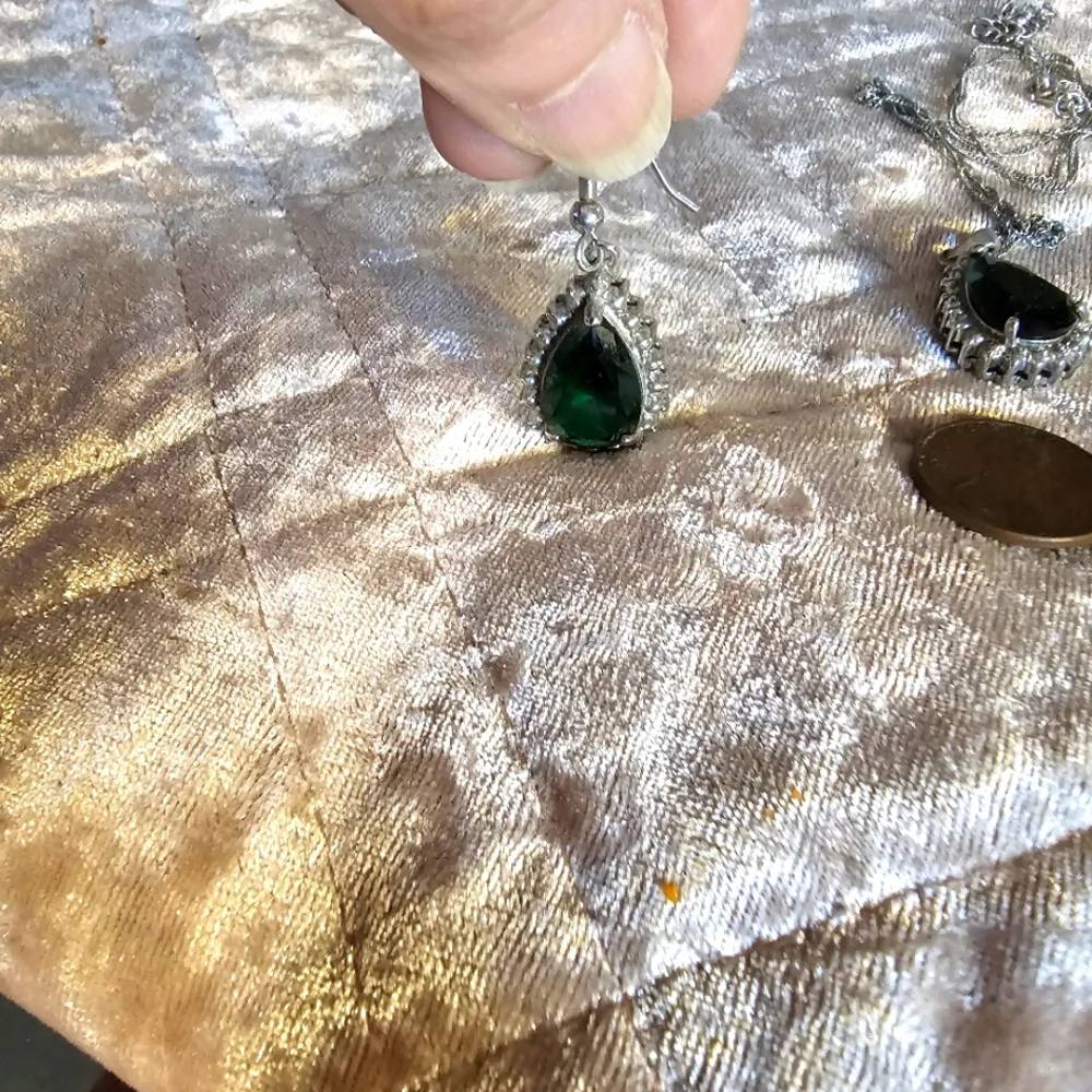 Elegant style jewelry set, necklace, and earrings - Picture 6 of 6